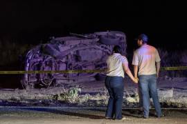 Elementos de distintas corporaciones de emergencia y voluntarios acudieron al lugar para auxiliar a las víctimas.