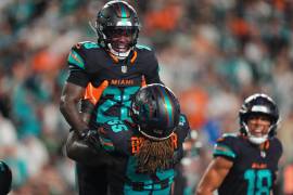 El partido estuvo marcado por errores ofensivos, tres pérdidas de balón y jugadas decisivas de Justin Fields y Tua Tagovailoa.