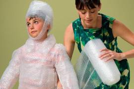 El amor no siempre protege. Cuando el cuidado se convierte en control excesivo, la sobreprotección parental puede limitar el desarrollo emocional, social y cognitivo de niñas, niños y adolescentes.