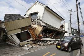 Un vehículo pasa junto a casas derrumbadas tras un terremoto en Yatsushiro, en la prefectura de Kumamoto, el miércoles 29 de julio de 2026.
