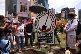 La madre de Ana Ameli García Gamez acompañada de familiares y diferentes colectivos colocaron un Antimonumento enfrente del Ángel de la Independencia para exigir justicia por los miles de desaparecidos.