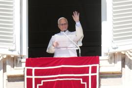 El papa León XIV ofrece la plegaria del Angelus en su balcón con vistas a la plaza de San Pedro del Vaticano.