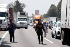 Sujetos encapuchados irrumpieron en la zona de trabajo, dispararon contra la maquinaria y lanzaron piedras a las unidades para exigir la titularidad de los contratos federales. FOTO: Archivo / Cuartoscuro