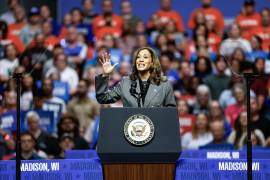 La candidata presidencial demócrata a la presidencia de EU Kamala Harris, habla durante un evento de campaña en el Veterans Memorial Coliseum en el Alliant Energy Center en Madison, Wisconsin.