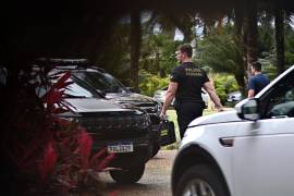 Agentes de la Policía Federal salen tras realizar un allanamiento en la casa del gobernador del Distrito Federal, Ibaneis Rocha, investigado tras las protestas golpistas del 8 de enero, hoy, en Brasilia (Brasil).