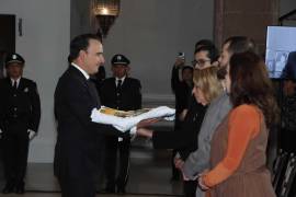 Jiménez entregó a la familia de Bres una bandera con el escudo del estado de Coahuila.