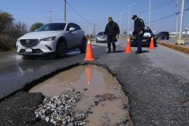 Baches en Ramos Arizpe, un obstáculo para conductores.