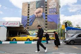 El control eterno del estrecho de Ormuz pertenece a Irán, la imagen de un brazo con la bandera iraní controlando el estrecho simboliza la determinación del régimen frente al anunciado bloqueo estadounidense.