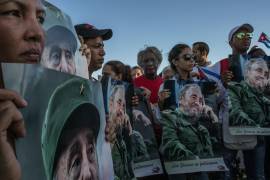 Manifestantes en Cuba portan retratos de Fidel Castro; A pesar de los cambios de liderazgo, el legado de la familia Castro sigue siendo fundamental para la simbología del poder en la isla.