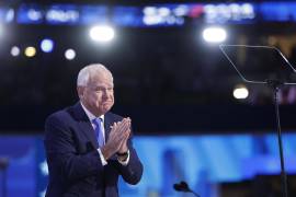 El candidato demócrata a la vicepresidencia, Tim Walz, reacciona ante la audiencia durante la tercera noche de la Convención Nacional Demócrata (DNC) en el United Center en Chicago, Illinois.