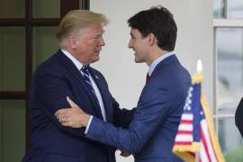 El entonces presidente Donald Trump recibe al primer ministro canadiense Justin Trudeau a su llegada a la Casa Blanca, el 20 de junio de 2019.Canadá estudia imponer aranceles a ciertos productos estadounidenses.