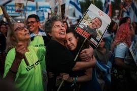 La gente se reúne antes de la liberación de los rehenes israelíes retenidos en Gaza, en una plaza conocida como la plaza de los rehenes en Tel Aviv, Israel.