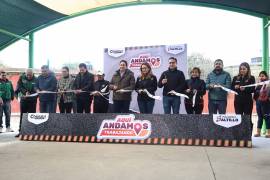 Autoridades realizaron el corte de listón durante el evento de entrega.