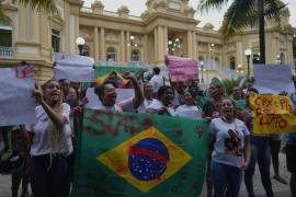 Residentes de la favela Penha protestan frente al Palacio de Guanabara en Río de Janeiro contra el operativo policial contra la pandilla Comando Vermelho el 29 de octubre del 2025. FOTO: