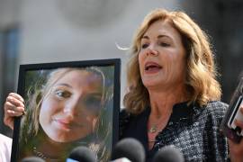 Julianna Arnold habla tras el veredicto en un juicio histórico sobre si las plataformas de redes sociales crean adicción y perjudican deliberadamente a los niños, en el Tribunal Superior de Los Ángeles.