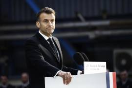 El presidente francés Emmanuel Macron pronuncia un discurso junto al submarino Le Temeraire, en la base naval de submarinos nucleares de Ile Longue, en Crozon, Francia, el lunes 2 de marzo de 2026.