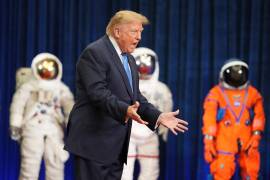 El presidente Donald Trump llega para entregar la Medalla de Honor Espacial del Congreso a los miembros de la tripulación de la misión Artemis II, el viernes 28 de agosto de 2026, en el Centro Espacial Johnson de Houston.