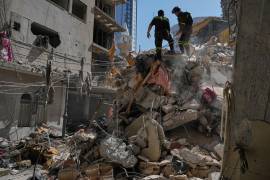 Trabajadores de la defensa civil libanesa inspeccionan los escombros de un edificio destruido por un ataque aéreo israelí el día anterior en Beirut, Líbano.