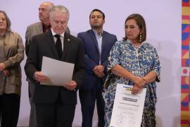 Santiago Creel felicita a Xóchitl Gálvez, tras la victoria sobre Beatriz Paredes en el proceso interno a la candidatura presidencial del Frente Amplio por México.