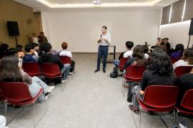 El rector de la UAdeC, Octavio Pimentel Martínez, impartió la charla “Resiliencia” ante estudiantes del IDEA.