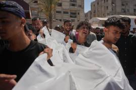 Dolientes cargan el cuerpo del palestino Abdullah Moussa, de 30 años, fallecido en un ataque aéreo israelí, durante su funeral en Jan Yunis, en la Franja de Gaza, el sábado 27 de junio de 2026.