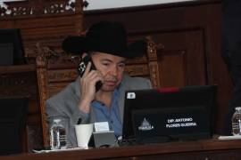 El diputado Antonio Flores durante la sesión del Congreso de Coahuila, donde presentó su punto de acuerdo sobre la privatización del servicio de agua en Múzquiz.