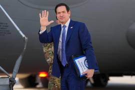 El secretario de Estado estadounidense Marco Rubio saluda al abordar un avión de transporte C-17 Globemaster III de la Fuerza Aérea de EU, en el Aeropuerto Internacional de Baréin, tras su visita a Oriente Medio.