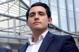 Buscan que autoridades emitan una alerta migratoria y ficha roja para la localización del socio de Peak.