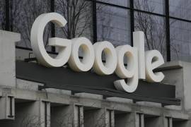 Con la intensión de acabar con su monopolio en las búsquedas en internet, el Departamento de Justicia de Estado Unidos esta estudiando solicitar a un juez federal que obligue a Google a vender partes de su negocio.