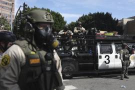 Agentes del orden público montan guardia durante una protesta, el 14 de junio de 2025, en Los Ángeles. FOTO: