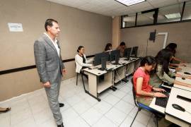 El rector Octavio Pimentel Martínez inauguró un nuevo espacio tecnológico equipado con 20 computadoras en la Facultad de Trabajo Social.