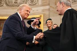 El presidente estadounidense Donald Trump saluda al presidente de la Corte Suprema John Roberts tras ser juramentado en Washington el 20 de enero del 2025.