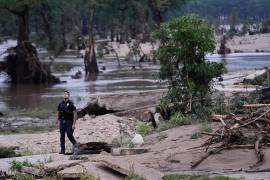 Un policía a orillas del Río Guadalupe, en Kerrville, Texas, tras las tormentas allí, el 17 de julio del 2026.