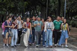 El documento señala que la brecha entre mujeres y hombres es todavía más marcada.