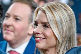 El director de la Agencia de Protección Ambiental, Lee Zeldin (izquierda), y la fiscal general, Pam Bondi, escuchan al presidente Donald Trump pronunciar el discurso sobre el Estado de la Unión.