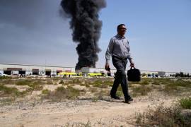 Una nube de humo sobre un almacén industrial en Ciudad Sharjah, Emiratos Árabes Unidos, el 1 de marzo del 2026.