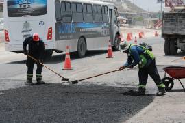 Personal de Infraestructura y Obra Pública realiza trabajos de bacheo sobre la carretera a Zacatecas, a la altura del ejido La Angostura.