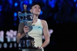 Elena Rybakina levanta el trofeo del Abierto de Australia 2026 tras imponerse a Aryna Sabalenka en la final disputada en la Rod Laver Arena.