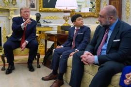 El intercambio ocurrió mientras Trump recibía a joven salvavidas que rescató a un niño de 10 años de las fuertes olas en una playa.
