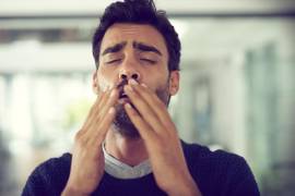 Reprimir un estornudo podría parecer inofensivo, pero diversos estudios médicos señalan que esta acción puede causar lesiones graves.