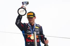 El piloto neerlandés alcanzó su séptima victoria de la temporada y fortaleció su liderazgo en el campeonato.