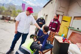 El alcalde de Santa Catarina, Jesús Nava, sostuvo un encuentro con los integrantes de siete familias que resultaron afectadas por los siniestros del martes.