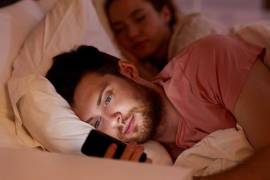 Identificar comportamientos inusuales en una relación puede ayudarte a detectar si existe una infidelidad. Estas cinco señales comunes podrían revelar que tu pareja te engaña y ayudarte a tomar decisiones con mayor claridad.