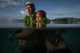 Imagen de Eddie Jim para The Age/Sydney Morning Herald que muestra a Lotomau Fiafia (72), con su nieto John en donde solía estar la costa cuando era niño en Salia Bay, isla Kioa, Fiji.