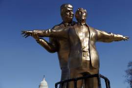 Una estatua que representa al presidente de Estados Unidos, Donald Trump, junto al fallecido magnate Jeffrey Epstein, acusado de tráfico sexual, fue colocada en el National Mall.