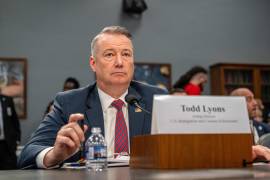 El director interino del Servicio de Inmigración y Control de Aduanas de Estados Unidos, Todd Lyons, presentó su carta de renuncia ante el nuevo secretario de Seguridad Nacional, Markwayne Mullin.