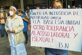 Trabajadores de la UNAM se manifestaron durante un evento literario en la Biblioteca Nacional de la máxima casa de estudios de México. Protestaron en contra del Acoso Laboral y Sexual.