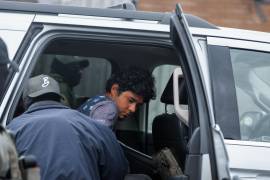 Una persona es detenida brevemente en un lugar de trabajo durante una operación de control migratorio a gran escala denominada ‘Catahoula Crunch’ en Metairie, Luisiana.