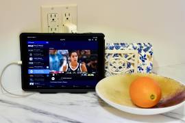 Una vieja tableta apoyada en una mesa para usarla como reproductor multimedia.