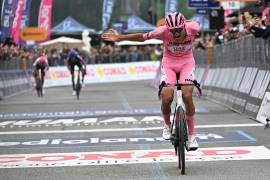 Isaac del Toro, ciclista bajacaliforniano de 21 años, es el primer mexicano en vestir la Maglia Rosa, el maillot del líder general del Giro de Italia. Desde su victoria en la etapa 9 con final en Siena, no ha soltado el liderato.